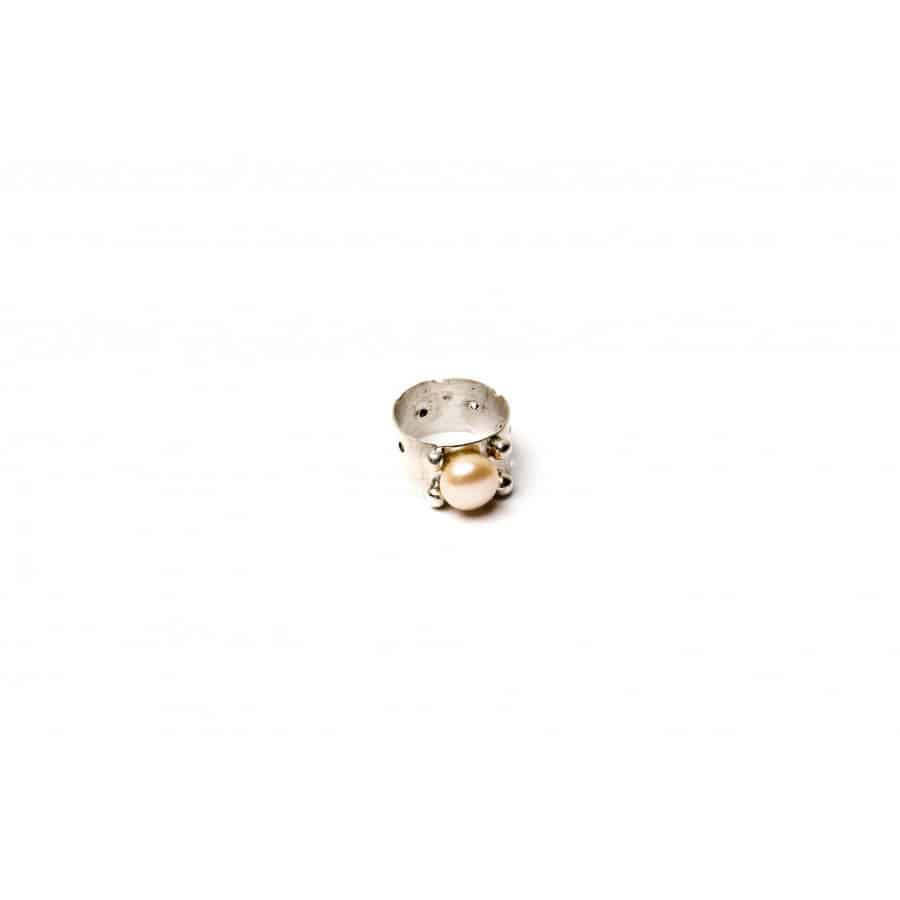 Stříbrný prsten Bowpearls s perlou