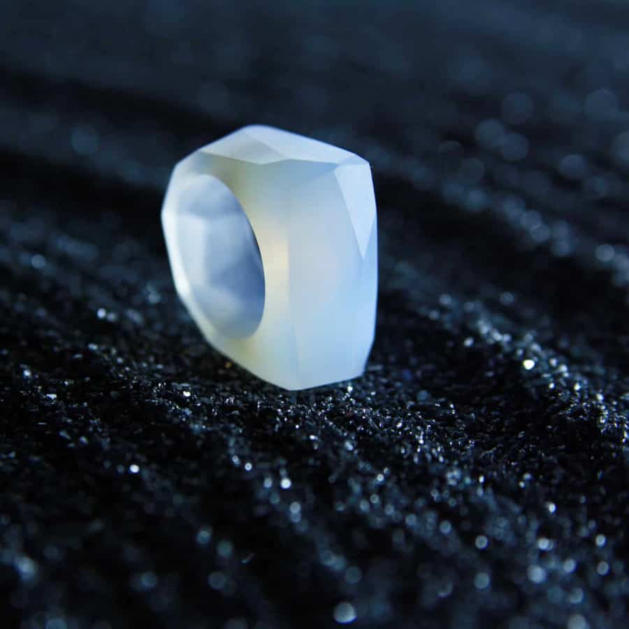 Broušený prsten ze skla