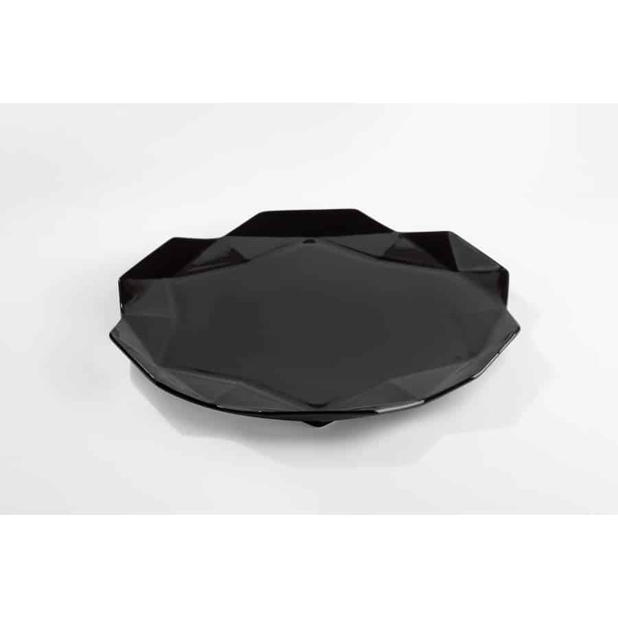 Černý mělký talíř