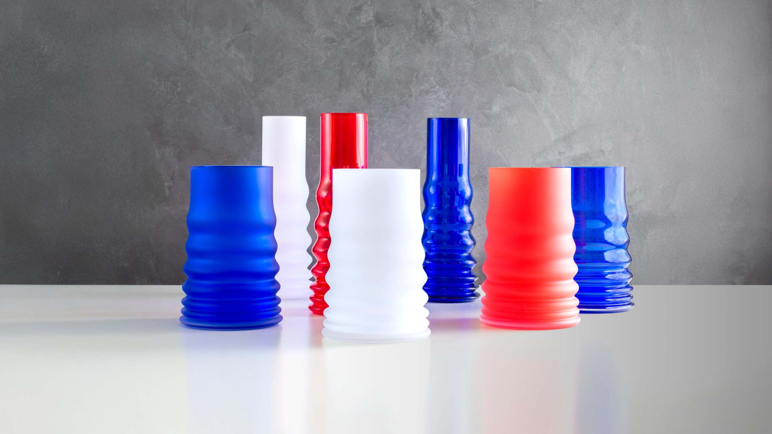 _NZZ5155_white_red_blue_16_9